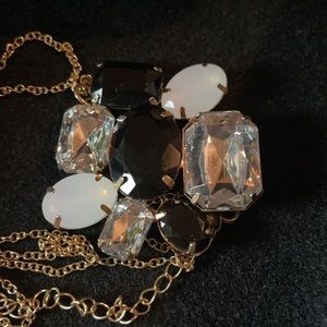 New Avon Bold Black and White Cluster Pendant Neck